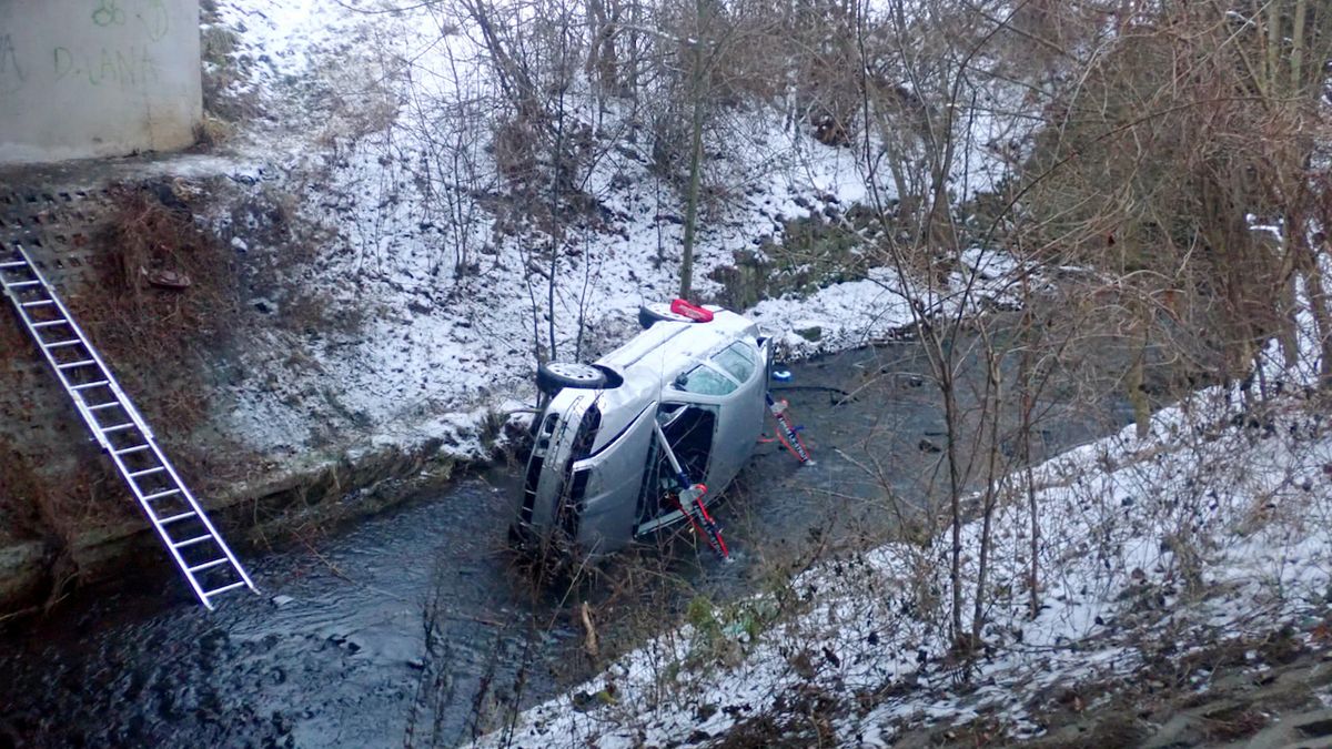 Automobil se na Kroměřížsku zřítil do hlubokého koryta potoka